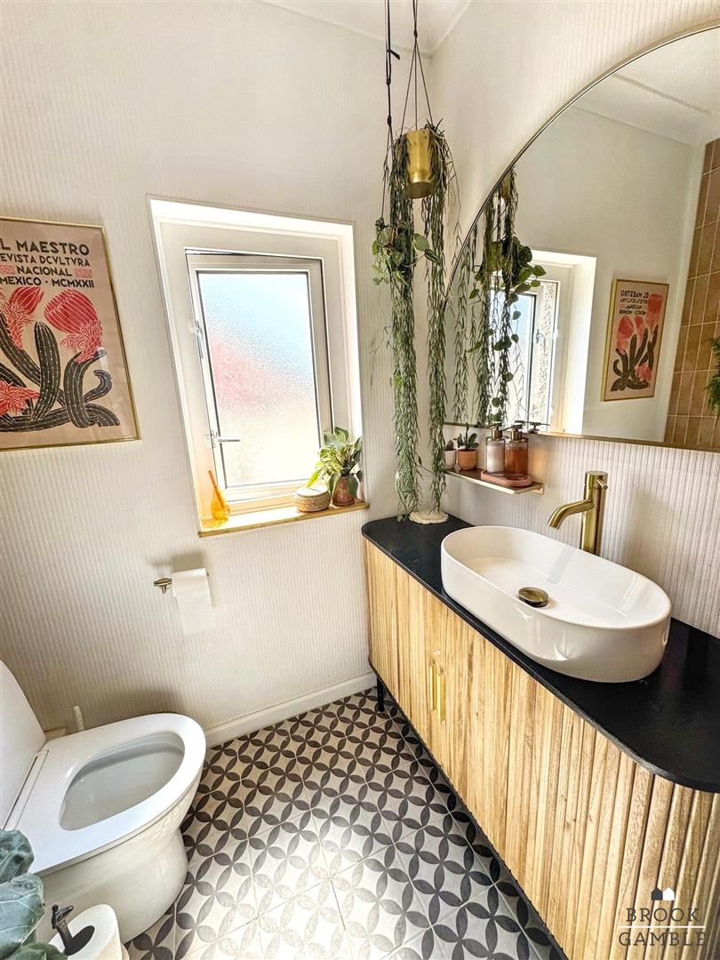 3 Bedroom House - End Terrace. Royal Sussex Crescent in Eastbourne, East Sussex 18